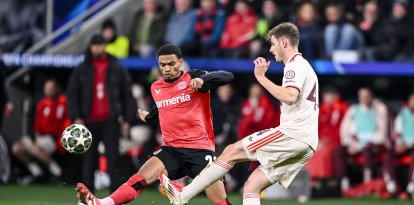 11 de marzo de 2025, Leverkusen, Alemania: Leverkusen, Alemania, 11.03.25: Amine Adli (Bayer 04 Leverkusen) y Josip Stanisic (FC Bayern Muenchen) luchan por el balón durante el partido de vuelta de octavos de final de la UEFA Champions League 2024/25 entre el Bayer 04 Leverkusen y el FC Bayern MÃ¼nchen en el BayArena el 11 de marzo de 2025 en Leverkusen, Alemania.