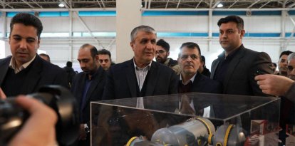 En esta imagen facilitada por la Organización de Energía Atómica de Irán se ve al jefe de la organización, Mohammad Eslami (izq.), asistiendo a la 12ª Exposición de Laboratorios de Irán en Teherán el 14 de diciembre de 2024.