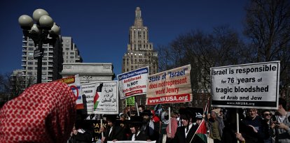 Manifestantes pro-palestinos protestan en Washington Square, Nueva York