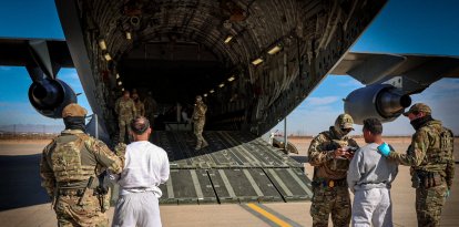 Una imagen de archivo de inmigrantes detenidos y enviados a Guantánamo