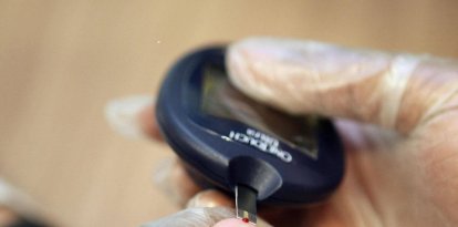Foto de archivo fechada el 22/11/06 de un paciente sometido a un análisis de sangre para detectar diabetes. Tratar a los pacientes con diabetes tipo 2 lo antes posible, controlando la glucemia con insulina y fármacos, puede prolongar la vida y reducir el riesgo de complicaciones futuras como infartos, insuficiencia renal y pérdida de visión, según una investigación de larga duración. Científicos de las Universidades de Oxford y Edimburgo analizaron datos de más de cuatro décadas del UK Prospective Diabetes Study (UKPDS), uno de los ensayos clínicos sobre diabetes tipo 2 más largos. Fecha de publicación: sábado 18 de mayo de 2024.