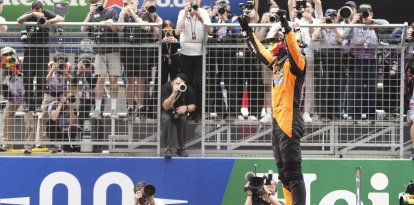 El piloto australiano de McLaren Oscar Piastri celebra tras ganar la carrera del Gran Premio de China de Fórmula Uno en el Circuito Internacional de Shanghai, Shanghai, domingo 23 de marzo de 2025
