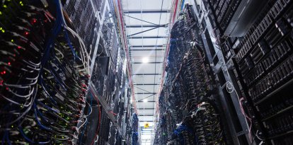 Servidores en el centro de datos de la empresa francesa OVHcloud en el norte de Francia