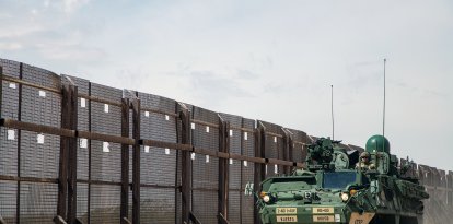 Un vehículo militar patrulla la frontera en Nuevo México
