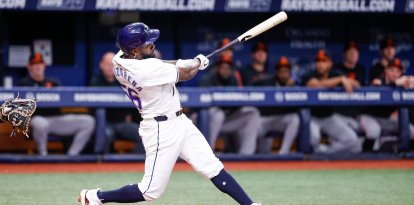 Randy Arozarena (56), jardinero de los Tampa Bay Rays, batea un doble ante Cole Irvin (19), lanzador de los Baltimore Orioles, durante la tercera entrada en el Tropicana Field de San Petersburgo, el viernes 7 de junio de 2024.
