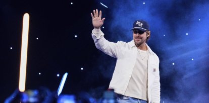 El actor Ryan Gosling saluda al público durante una convención de fans de Star Wars