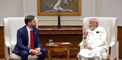 El primer ministro de la India, Narendra Modi (dcha.), hablando con el vicepresidente de EEUU, JD Vance