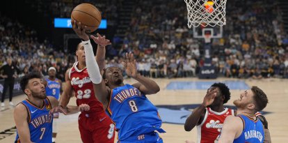 Jalen Williams, de los Thunder, anota frente a los Grizzlies