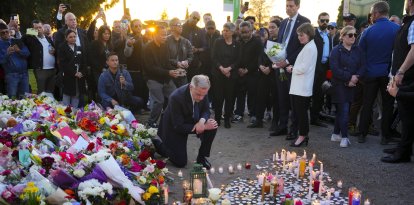 El líder liberal Mark Carney se toma un momento después de encender una vela en un acto conmemorativo por la tragedia de la fiesta del barrio de Lapu Lapu Day en Vancouver, Columbia Británica, el domingo 27 de abril de 2025. La conmoción y el dolor se apoderaron de la comunidad filipina de Canadá el domingo, mientras sus miembros luchaban por superar el atentado perpetrado el sábado en un festival cultural callejero en Vancouver, en el que murieron 11 personas y decenas resultaron heridas.