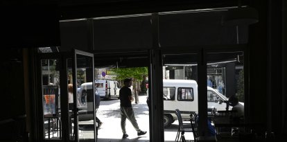 Un bar a oscuras en Vigo, España