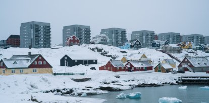 Edificios de apartamentos y casas aparecen en Nuuk, Groenlandia, el 24 de marzo de 2025. El primer ministro de Groenlandia, Mute Egede, acusó a Washington de interferir en sus asuntos políticos con la visita de una delegación estadounidense al territorio danés codiciado por el presidente de Estados Unidos, Donald Trump. La Casa Blanca anunció el 23 de marzo de 2025 que Usha Vance, la esposa del vicepresidente estadounidense, JD Vance, visitará Groenlandia con su hijo y una delegación estadounidense, que según Egede incluirá al asesor de Seguridad Nacional, Mike Waltz.