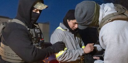 Agentes del Servicio de Inmigración y Control de Aduanas de Estados Unidos arrestan a un inmigrante ilegal, el lunes 27 de enero de 2025, en Silver Spring.
