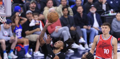 Stephon Castle #5 de los San Antonio Spurs intenta un tiro de dos puntos mientras Derrick Jones Jr. #55 y Ben Simmons #25 de Los Angeles Clippers defienden durante su partido de temporada regular de la NBA el martes 8 de abril de 2025 en el Intuit Dome en Inglewood, California. Los Clippers derrotan a los Spurs por 122-117.