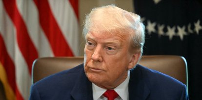 El presidente de EEUU, Donald Trump, observa durante una reunión del gabinete