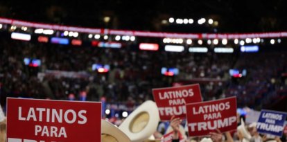 Letreros de Latinos for Trump en la RNC/ Voice of America