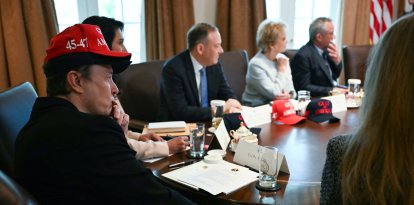 Elon Musk, con dos gorras, durante la reunión de gabinete este miércoles