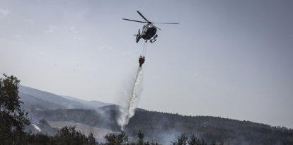 Un helicóptero israelí extingue un incendio