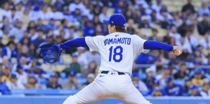 El lanzador inicial, Yoshinobu Yamamoto #18 de los Dodgers de Los Ángeles durante su partido de la temporada regular de la MLB contra los Piratas de Pittsburgh el viernes 25 de abril de 2025 en el Dodger Stadium de Los Ángeles, California.
