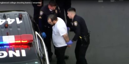 Varios agentes de Policía detienen al sospechoso del tiroteo en el Spartan College de California que dejó dos mujeres hispanas en estado crítico.