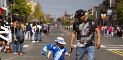 A boy wears a T-shit with the Guatemala flag as he walks down a street during the annual New Jersey Hispanic parade in West New York, New Jersey on October 3,2021. (Photo by KENA BETANCUR / AFP)
Un niño lleva una camiseta con la bandera de Guatemala mientras camina por una calle durante el desfile anual hispano de Nueva Jersey en West New York, Nueva Jersey, el 3 de octubre de 2021.