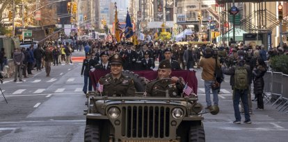 El Jeep MB2 Willys de 1942 de la Segunda Guerra Mundial participa en el desfile anual del Día de los Veteranos el 11 de noviembre de 2023 en Nueva York.