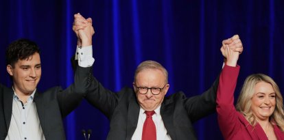 El Primer Ministro australiano Anthony Albanese, su pareja Jodie Haydon y su hijo Nathan reaccionan mientras se reúnen con los fieles del partido tras ganar un segundo mandato tras las elecciones generales en Sydney.