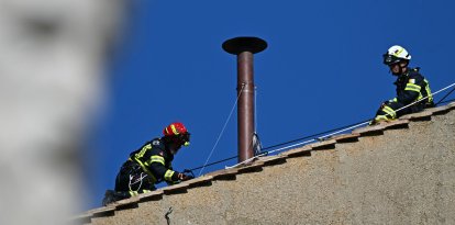 Bomberos en el techo de la Capilla Sixtina