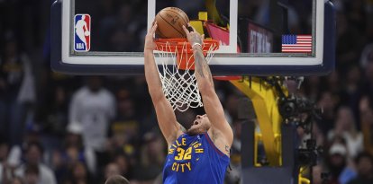 El alero de los Denver Nuggets Aaron Gordon hace un mate mientras el pívot de Los Angeles Clippers Ivica Zubac