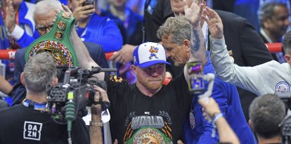 Canelo Álvarez celebra tras ganar a William Scull
