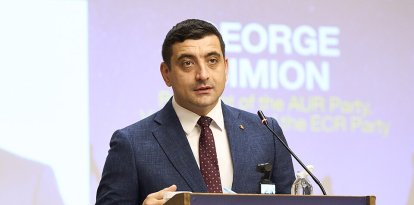 Simion dando un discurso en Grecia