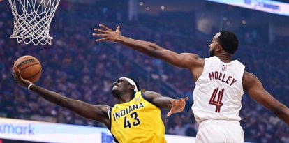 4 de mayo de 2025; Cleveland, Ohio, EE.UU.; El alero de los Indiana Pacers Pascal Siakam (43) conduce hacia la canasta contra el alero de los Cleveland Cavaliers Evan Mobley (4) durante el primer cuarto del partido de la segunda ronda de los Playoffs de la NBA 2025 en el Rocket Arena