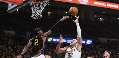El alero de los Denver Nuggets Aaron Gordon (32) lanza a canasta