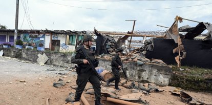 Agentes de policía trabajan tras el ataque con explosivos a una comisaría