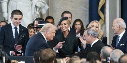 El presidente Donald Trump (izquierda) señala al presidente del Tribunal Supremo, John Roberts, tras jurar el cargo durante la 60ª investidura presidencial en la Rotonda del Capitolio de Estados Unidos, en Washington, el lunes 20 de enero de 2025.