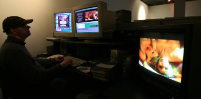 Un técnico edita una película pornográfica en el estudio Vivid Entertainment (Archivo)