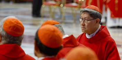 El cardenal Luis Antonio Tagle asiste a la V Misa Novendali en memoria del Papa Francisco en la Basílica de San Pedro