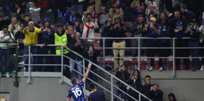 Davide Frattesi, el héroe 'neroazurro' celebrando ante la afición