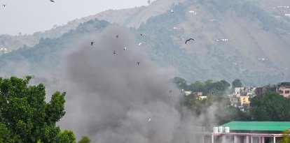 Un proyectil de artillería cae en la ciudad principal del distrito de Poonch, en la región india de Jammu, el 7 de mayo de 2025. Al menos ocho indios murieron y otros 29 resultaron heridos el miércoles en la ciudad de Poonch, en Cachemira, cerca de la frontera de facto con Pakistán, informó un funcionario local del gobierno indio. (Foto de Punit PARANJPE / AFP)
