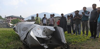 Restos de avión de combate indio en Cachemira