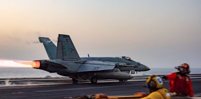 Un caza F/A-18 Super Hornet en el USS Harry S. Truman