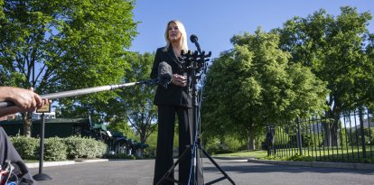 La fiscal general, Pam Bondi, explicando la operación