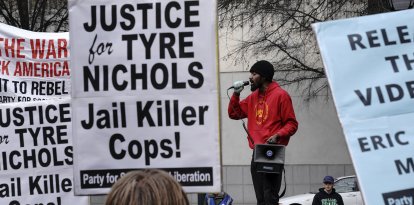 Un manifestante pide justicia por Tyre Nichols
