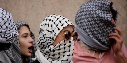 Manifestantes propalestinos marchan desde el City College hasta la Universidad de Columbia vestidos con keffiyehs (Archivo)