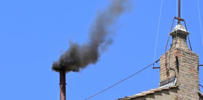 Fumata negra en la mañana de la segunda jornada del Cónclava