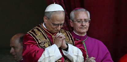 El recién elegido Papa León XIV, Robert Francis Prevost (C) gesticula mientras se dirige a la multitud desde el balcón principal de la logia central de la Basílica de San Pedro por primera vez, después de que los cardenales terminaran el cónclave, en El Vaticano, el 8 de mayo de 2025. Robert Francis Prevost fue elegido el jueves primer Papa estadounidense, anunció el Vaticano. Moderado, cercano al papa Francisco y misionero durante años en Perú, se convierte en el 267º pontífice de la Iglesia católica, tomando el nombre pontificio de León XIV.
*** Translated with www.DeepL.com/Translator (free version) ***
