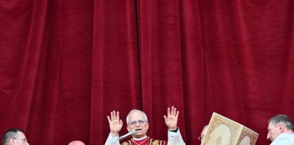 El recién elegido Papa León XIV, Robert Prevost se dirige a la multitud desde el balcón de la logia central de la Basílica de San Pedro por primera vez, después de que los cardenales terminaran el cónclave, en El Vaticano, el 8 de mayo de 2025. Robert Francis Prevost fue elegido el jueves primer Papa estadounidense, anunció el Vaticano. Moderado, cercano al papa Francisco y misionero durante años en Perú, se convierte en el 267º pontífice de la Iglesia católica, tomando el nombre pontificio de León XIV.