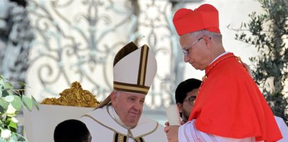 El papa Francisco eleva a cardenal al prefecto estadounidense del Dicasterio para los Obispos Robert Francis Prevost durante el consistorio para crear 21 nuevos cardenales en la plaza de San Pedro del Vaticano el 30 de septiembre de 2023. Robert Francis Prevost fue elegido el 8 de mayo de 2025 primer papa de Estados Unidos, anunció el Vaticano. Moderado, cercano al Papa Francisco y misionero durante años en Perú, se convertirá en el 267º pontífice de la Iglesia católica, con el nombre de León XIV.