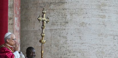 Papa León XIV ofrece por primera vez la bendición en su presentación.