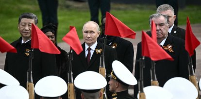 El presidente ruso Vladimir Putin y líderes extranjeros, entre ellos el presidente chino Xi Jinping, asisten a una ceremonia para depositar flores en la Tumba del Soldado Desconocido junto al muro del Kremlin, en el centro de Moscú, el 9 de mayo de 2025. Rusia celebra el 80º aniversario de la victoria de la Unión Soviética sobre la Alemania nazi en la Segunda Guerra Mundial.
