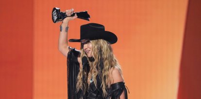 Lainey Wilson acepta el premio a la artista femenina del año durante la 60ª edición de los Premios de la Academia de Música Country el jueves 8 de mayo de 2025, en Frisco, Texas.